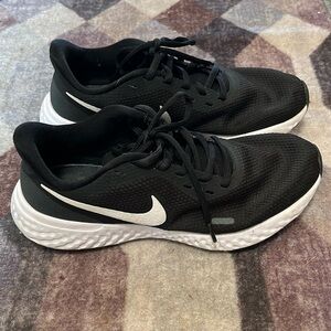Women’s nike revolution